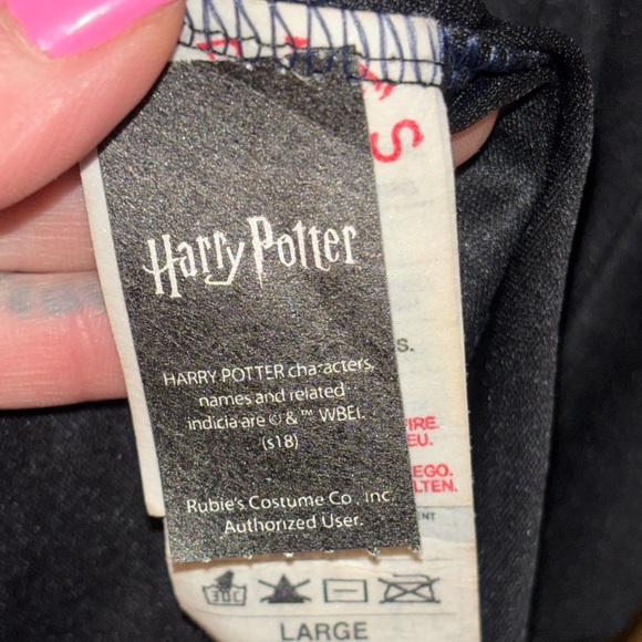 Harry Potter Gryffindor Costume - Picture 3 of 6